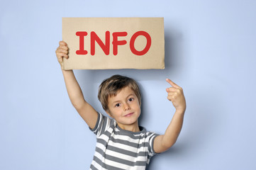 Kind h&auml;lt Schild mit Info-Angebot