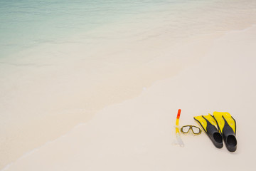 Naklejka premium snorkel equipment on the beach