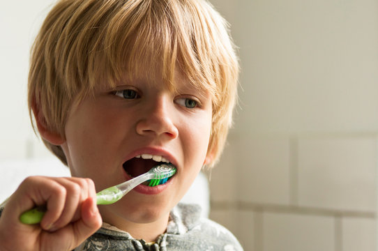 Boy cleaning teeth