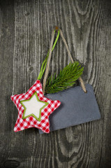 Schiefertafel mit Stern auf Holzwand