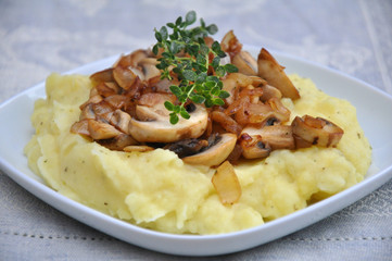 Kartoffelbrei mit Champignons