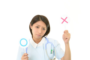 禁止の意思表示をする看護士