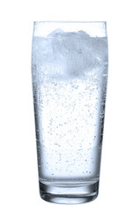 Glas mit Mineralwasser vor weiß