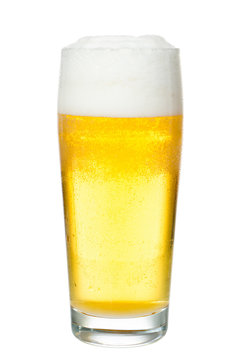 Bierglas gef&uuml;llt vor wei&szlig;em Hintergrund