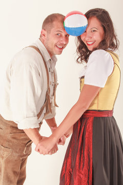 Verliebtes, lachendes Bayrisches P&auml;rchen in Tracht