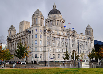 Obraz premium Liverpool waterfront featuring the iconic Liver Building U.k.