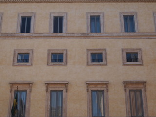 Obraz premium PROSPETTO DI UN CON FINESTRE