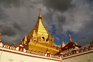 Naklejka premium 黄金に輝くパゴダ