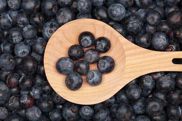 Blaubeeren auf Holzlöffel