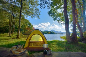 湖畔のテントキャンプ © godfather