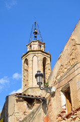 Fototapeta na wymiar Dzwonnica kościoła Breda. Catalunya