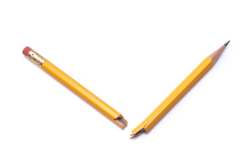 白背景に折れた鉛筆