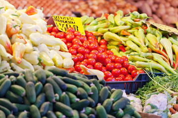 Tomatoes and other vegetables on a supermarket counter