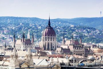 Fototapeta na wymiar Wyświetl parlamentu w Budapeszcie z platformą widokową