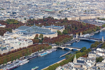 Fototapeta na wymiar Widok na Paryż z wysokości lotu ptaka