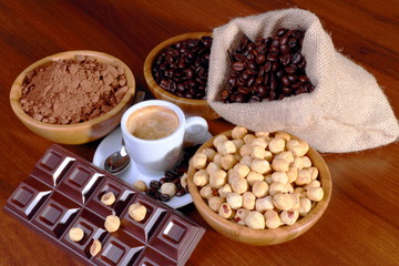 Tazzina di caffè con cioccolato e nocciole