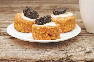 cookies with whipped cream and prunes