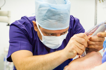 anesthesiologist performing tracheal intubation - 46012103