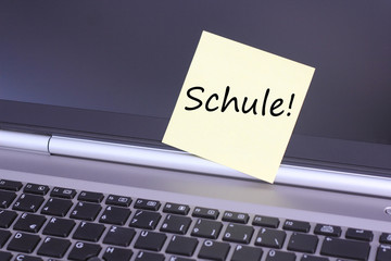 Computer mit Zettel Schule