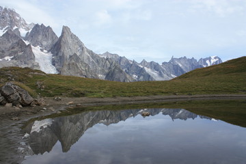 Mont Blanc de Courmayeur sur lac