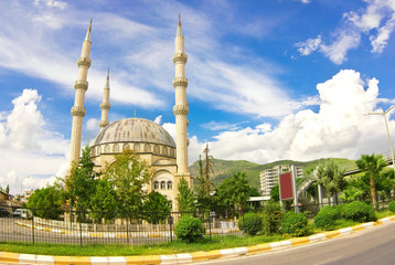 Fototapeta na wymiar Meczet w centrum Anamur, Turcja