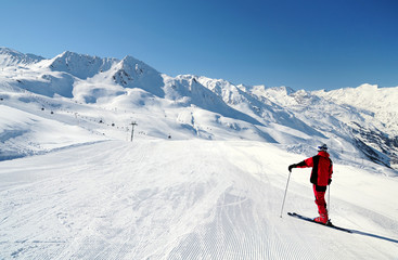 Fototapeta na wymiar Narciarz ciesząc widokiem na góry na torze narciarskim Obergurgl