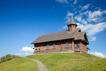 Fototapeta na wymiar Church in alpine village