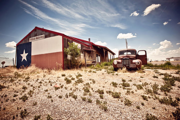 Abandoned restaraunt on route 66 road in USA - 46020563