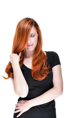 Sensible Frau mit roten Haaren