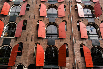 Facade of a traditional house in Amsterdam © dinosmichail