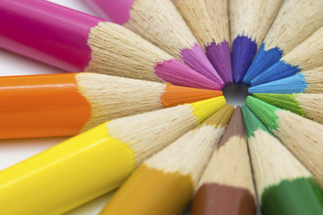 Color pencils in arrange in rainbow-like color - 46024748