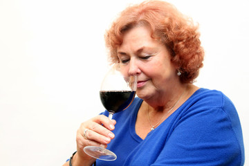 Rentnerin trinkt Wein