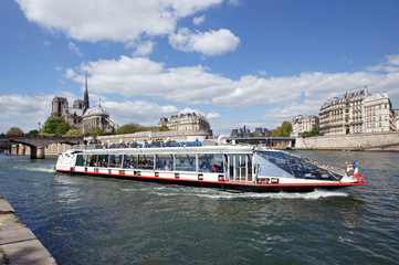 Naklejka premium wizyta w Paryżu statkiem po rzece