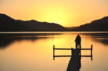 Paar auf Steg am See