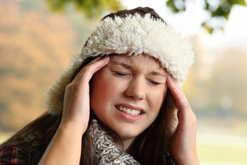 junge Frau mit Kopfschmerzen