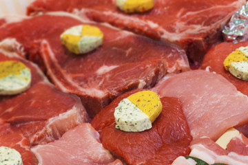 Grillfleisch mit Kräuterbutter beim Metzger