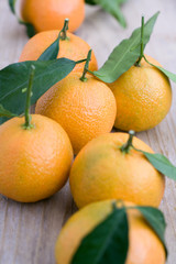 Whole clementines with stalk & leaves