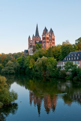 Fototapeta na wymiar Limburg Cathedral odzwierciedlenie w Lahn