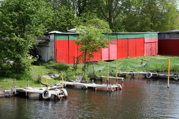 Fototapeta na wymiar Schrebergärten am Ufer der Havel in Brandenburg a.d. Havel