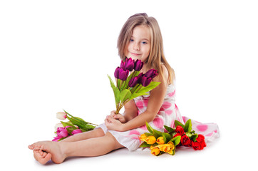 Obraz na płótnie Canvas Cute little girl z kwiatów na białym tle
