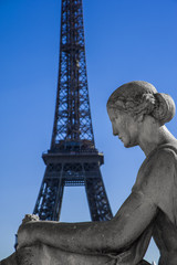 Fototapeta na wymiar Statua z Tour Eiffel