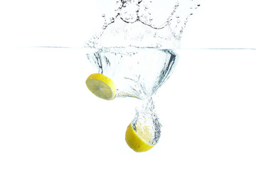 Zitrone ins Wasser geworfen