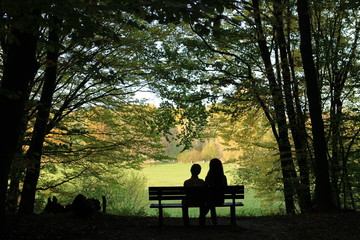 Mutter und Kind entspannen im Park