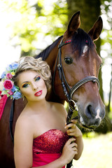 Obraz premium Woman with bright makeup on the horse outdoors