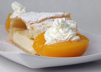 Topfenstrudel mit Schlagsahne