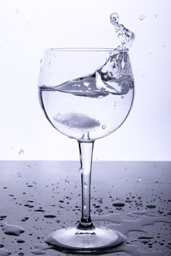 Wasserglas mit Eiswürfel