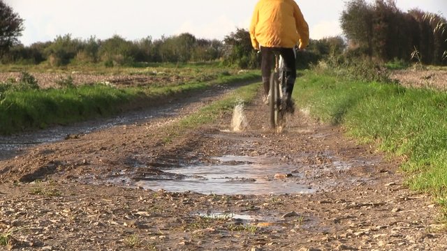 vtt de dos passage dans une flaque