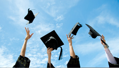 throwing graduation hats - obrazy, fototapety, plakaty