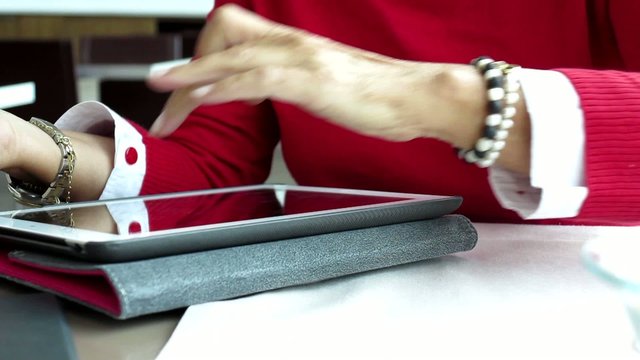 escribiendo tableta tactil