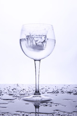 Wasserglas mit Eiswürfel